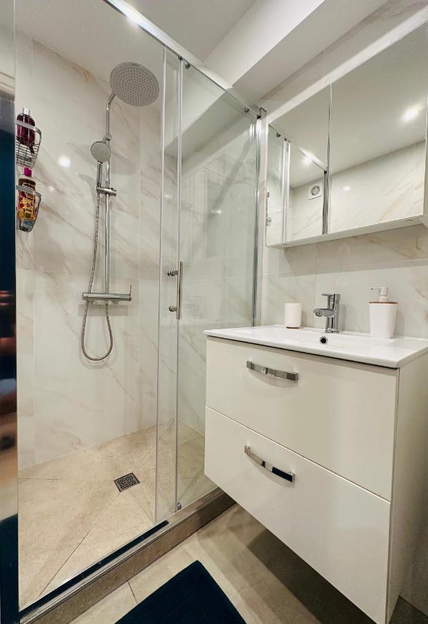 The Nice - 3 Rooms, 3Air Cond, 3Tv, 3Fans, 2 Wc, Wifi Everywhere 5Min Aeroport, Train, Beach, 1Min Tram, 15 Min Centre, Port, Parking Possible Eksteriør bilde
